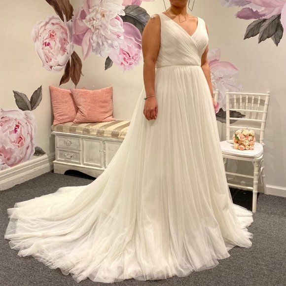 PLUS SIZE PRONOVIAS WEDDING GOWN! - Picture 3 of 6